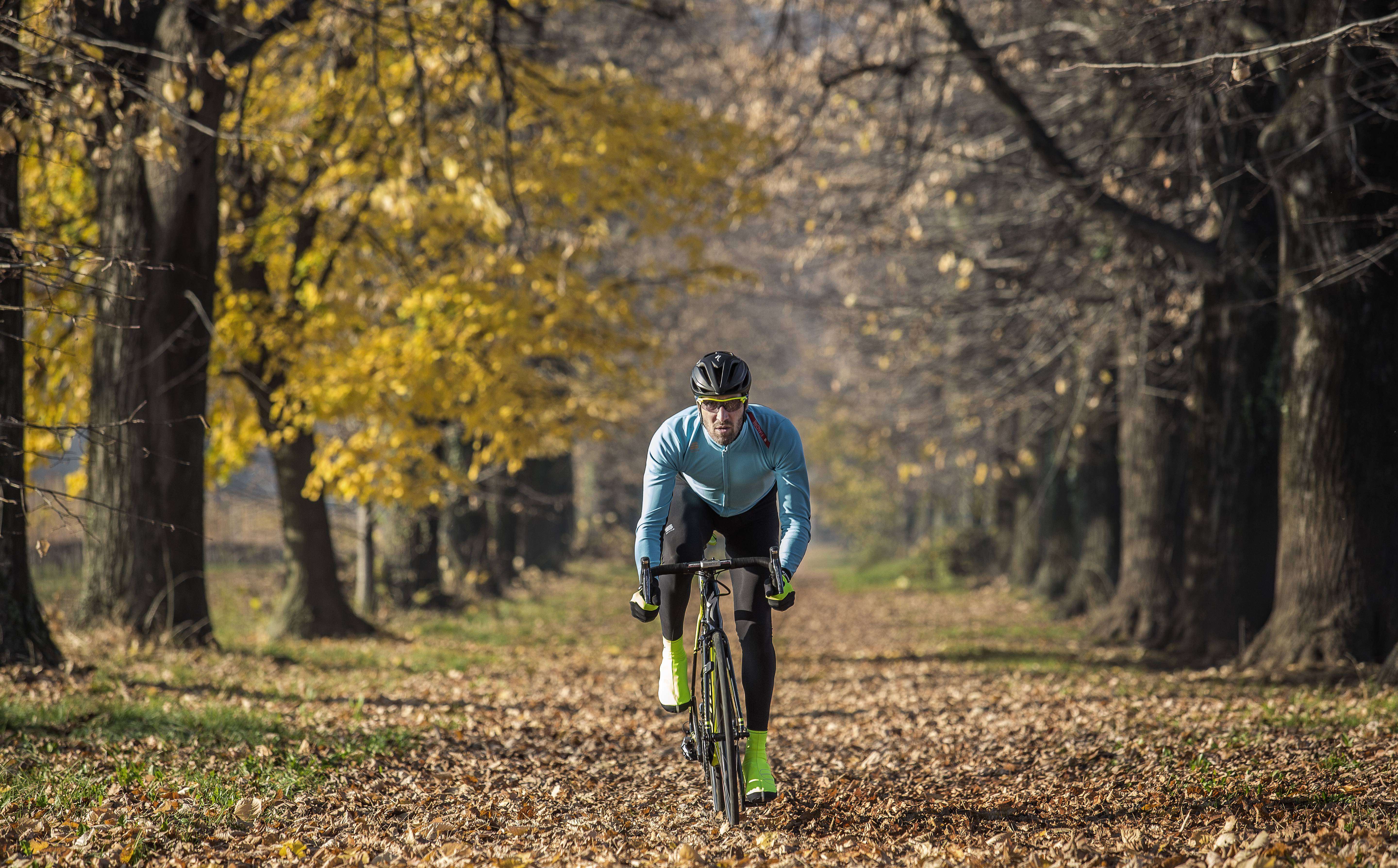Matteo Tosatto enjoying the falling leaves in the Fiandre Light WS Jersey